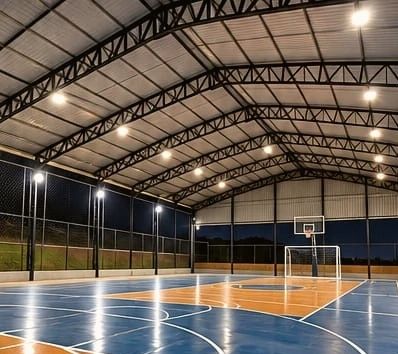 Quadra poliesportiva coberta por estrutura metálica